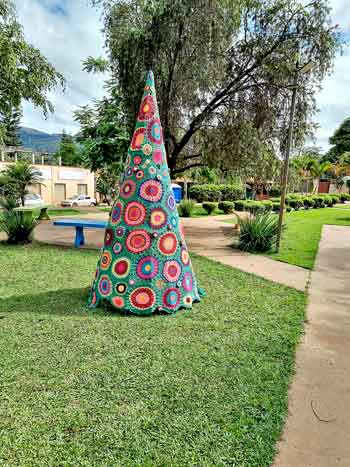 Árvores de Natal em crochê chamam a atenção em Brumadinho - Confio Atelier/DIVULGAÇÃO