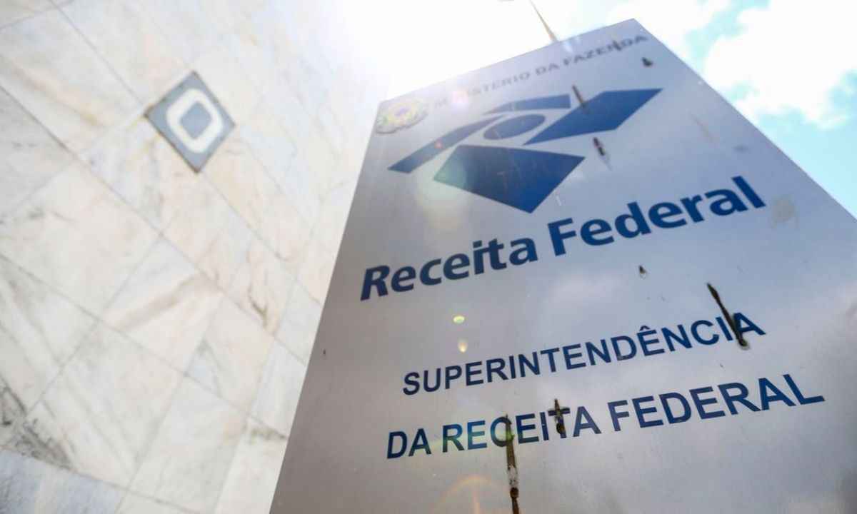 Dobra o número de funcionários que entregaram cargos de chefia na Receita