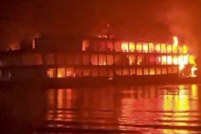 Incêndio em balsa deixa 37 mortos e mais de 100 feridos em Bangladesh - AFP