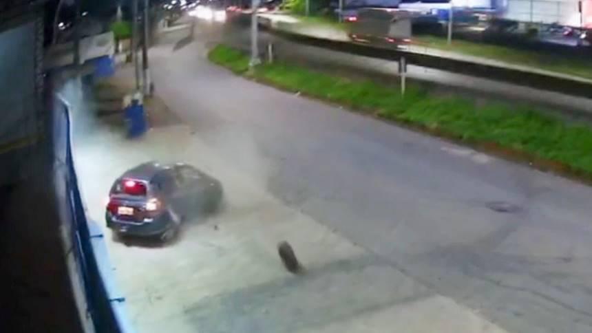 Vídeo mostra homem sendo atropelado por carro de mulher embriagada - PRF/Reprodução