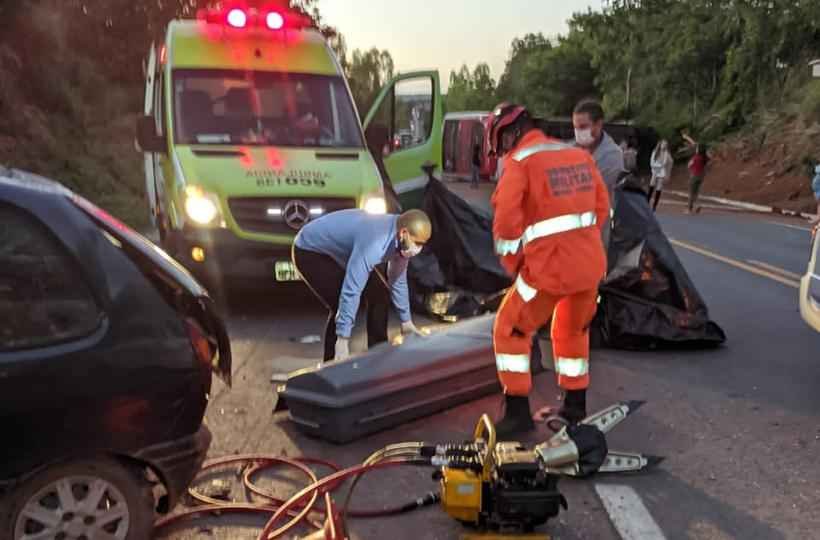 Inabilitado morre ao bater de frente em ônibus e sete se ferem na BR-135 - CBMMG/Divulgação