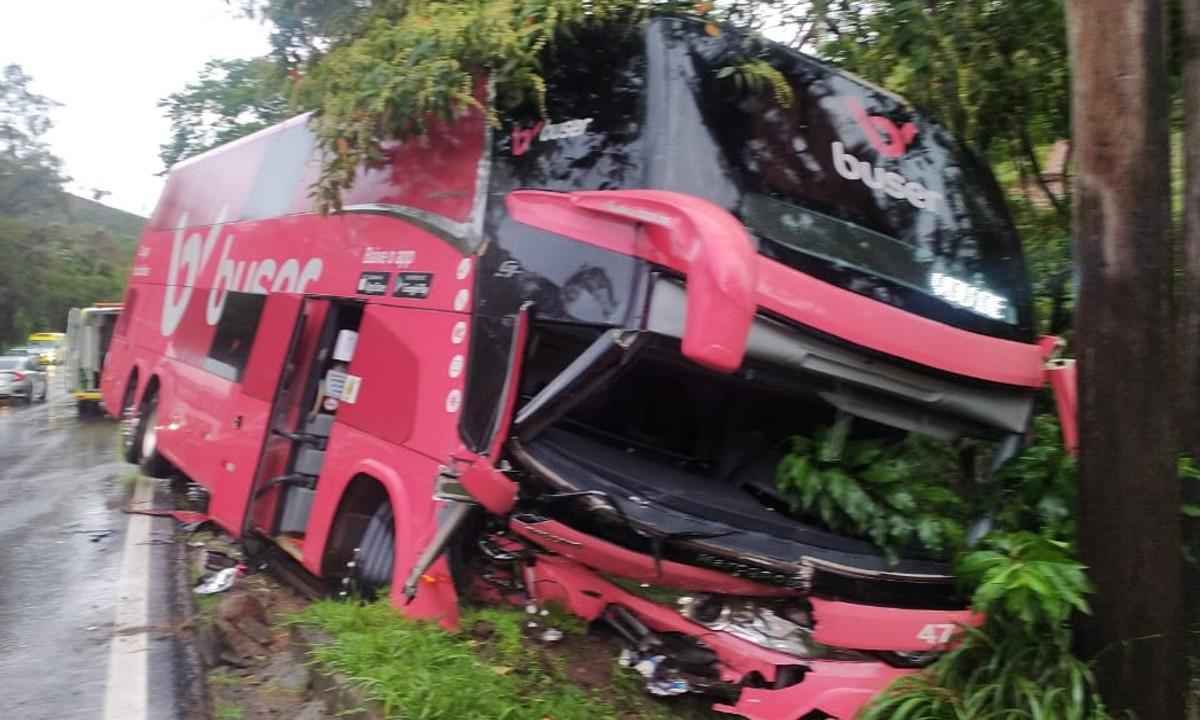 Colisão entre carro e ônibus deixa cinco mortos na BR-040, em Minas - Corpo de Bombeiros/Divulgação