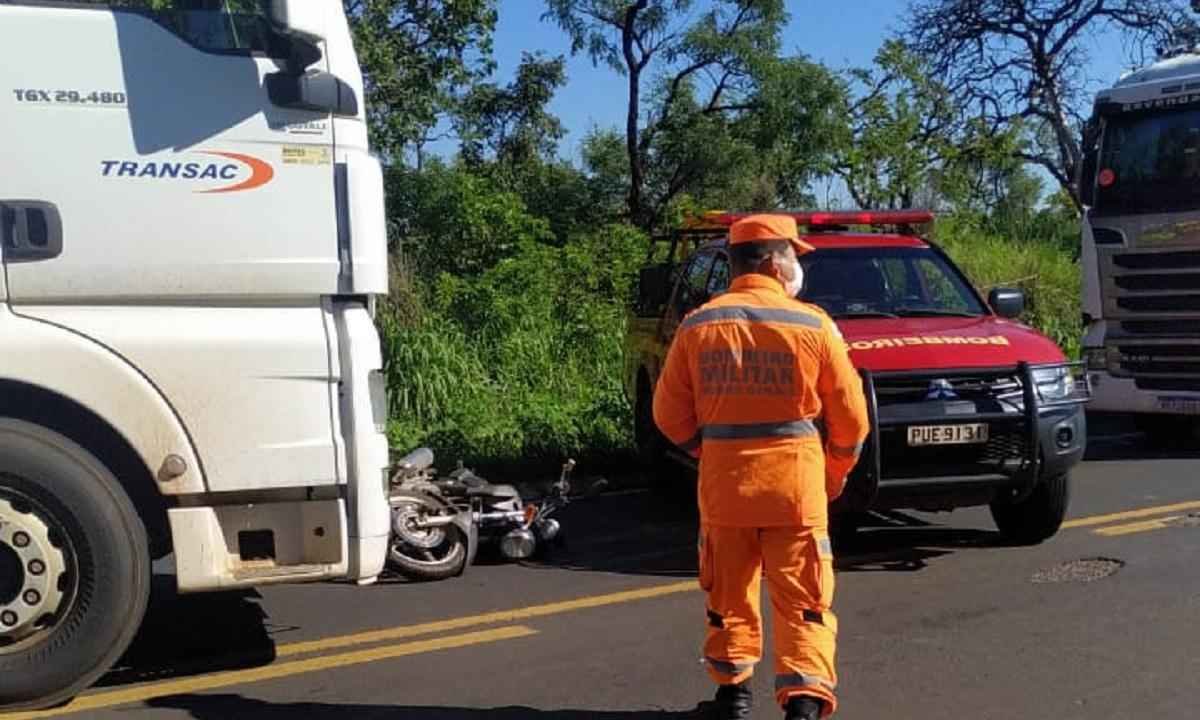 Motociclista morre depois de bater de frente em carro na MGC-497 - Vinícius Lemos