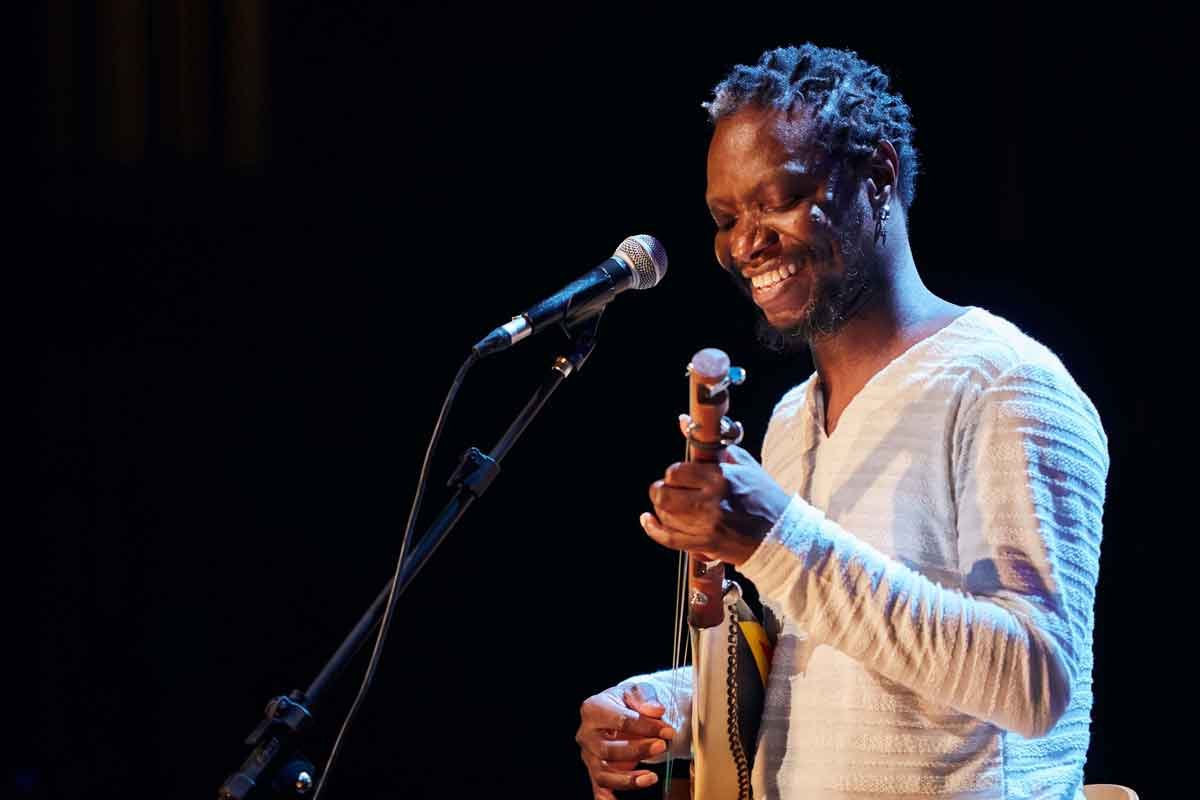 Em shows, Sérgio Pererê ressalta ligação da música de Milton com a África - A série de shows gravados no teatro do Minas Tênis Clube conta com a presença de 10 convidados, entre eles o cantor Tom Nascimento