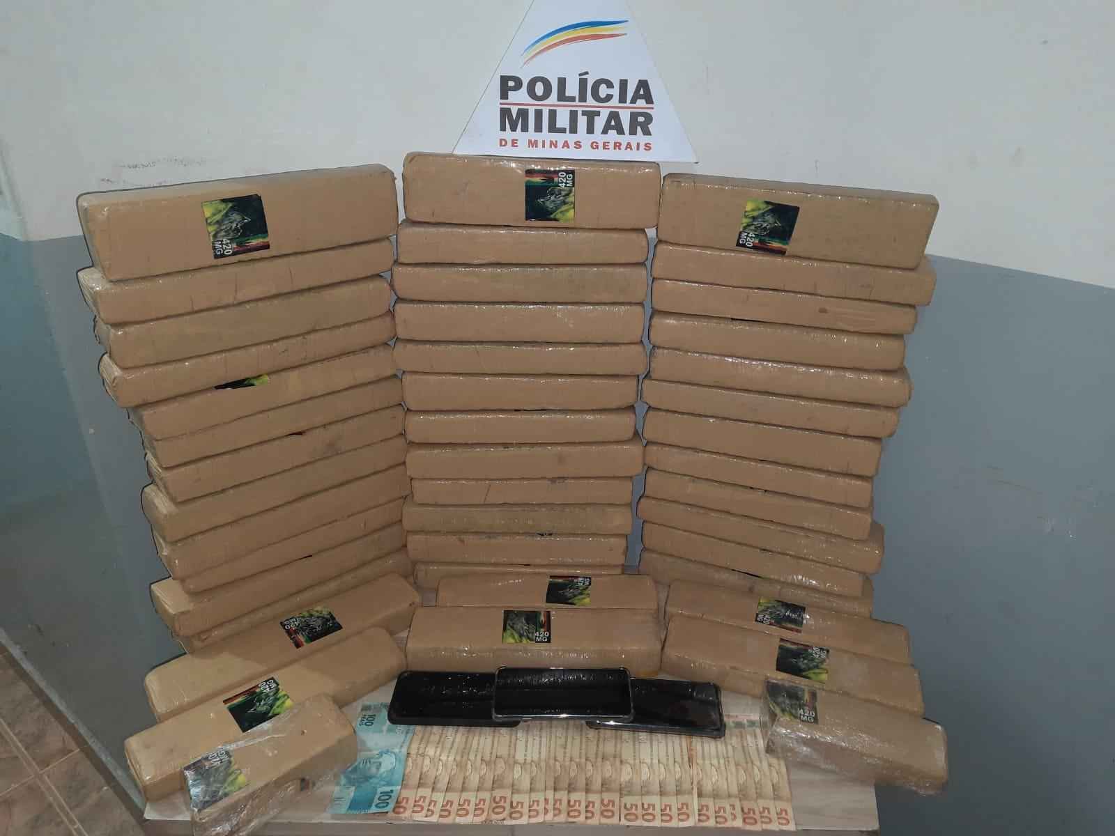 Polícia prende taxista que fazia frete de 44 tabletes de maconha em Minas - PMMG / Divulgação