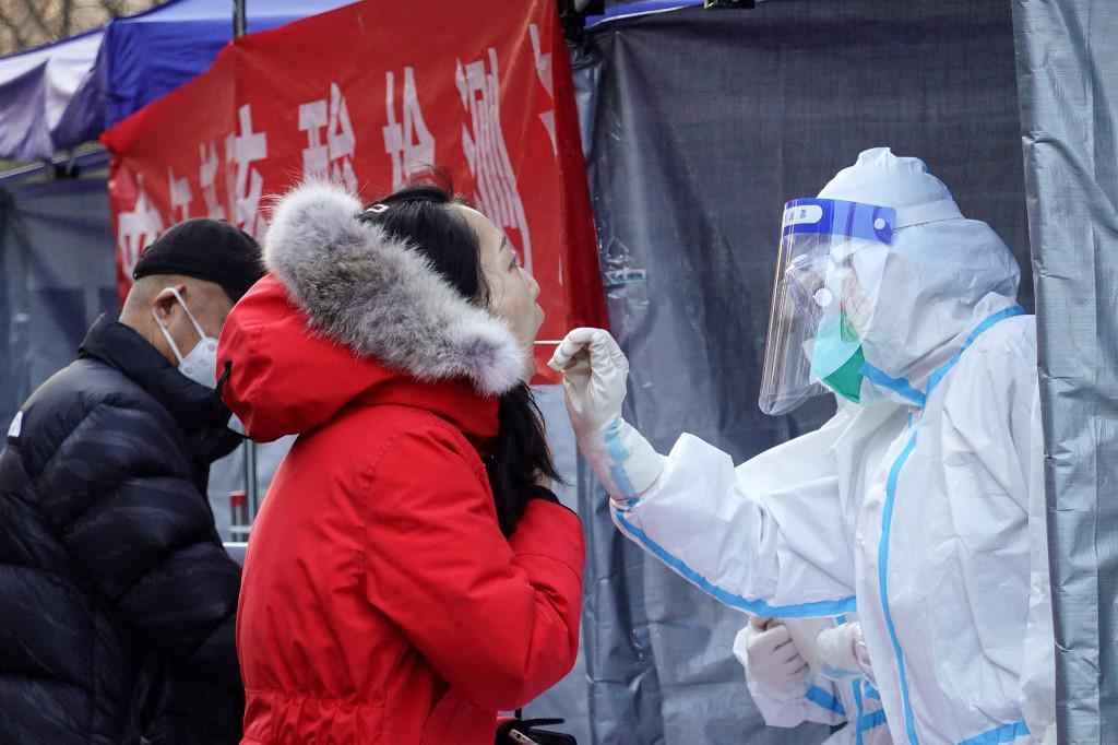 Humilhação pública de supostos infratores das regras da anticovid gera críticas na China - STR / AFP