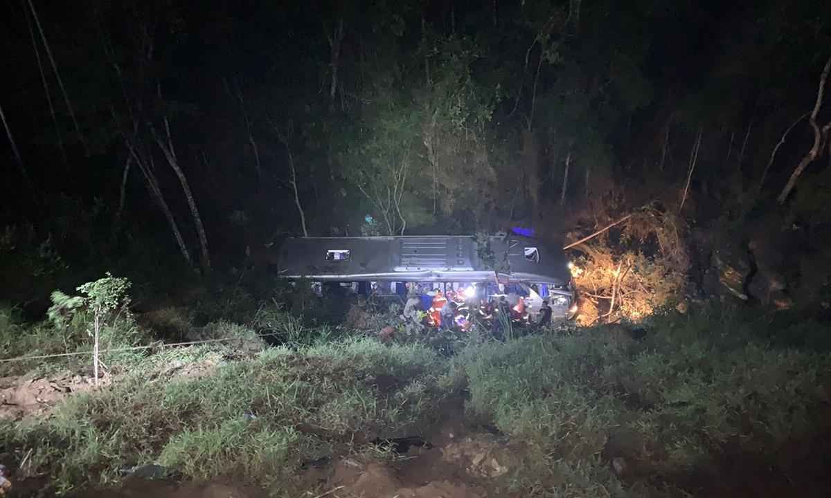 Ônibus cai em ribanceira e mata duas pessoas  - Corpo de Bombeiros/Divulgação