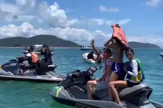 Aliados criticam Bolsonaro por férias longe da tragédia na Bahia - Reprodução/Facebook