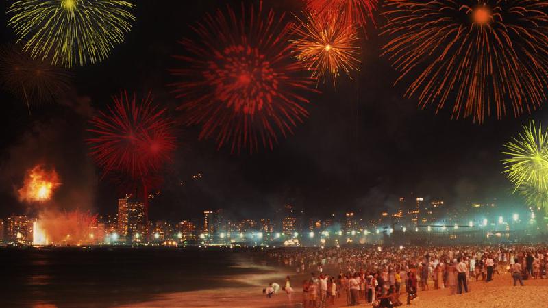 Pular sete ondas, usar branco: a origem dos rituais de Ano Novo no Brasil - Getty Images