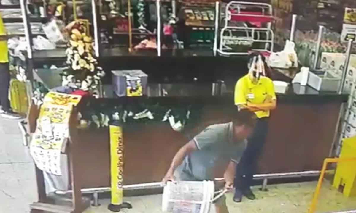 Homem incendeia supermercado em Valadares; veja vídeo - Reprodução Câmera de Segurança/PM/Divulgação