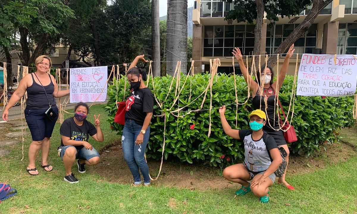 Valadares: professoras usam tripas de bovinos em protesto contra prefeitura - Reprodução/redes sociais