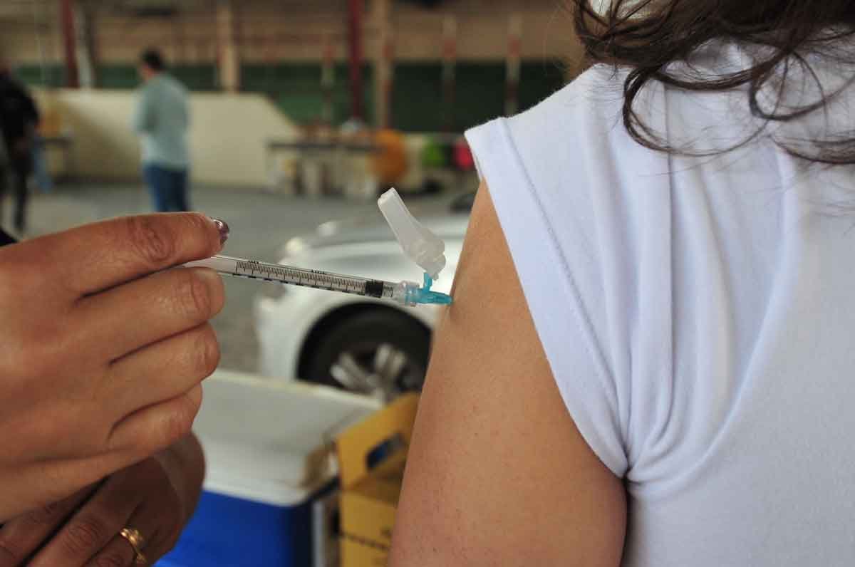Especialistas têm esperança na vacinação para acabar com a pandemia em 2022 - Alexandre Guzanshe/EM/D.A Press
