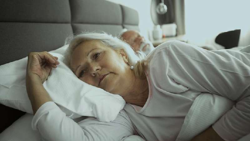 Intervenção autoguiada pode reduzir uso de remédio para dormir entre idosos