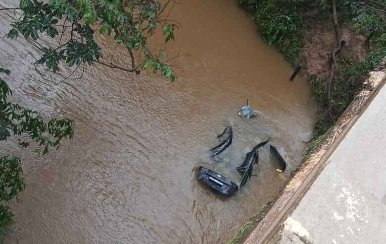 Carro cai de ponte e mata pai e filha - CBMMG