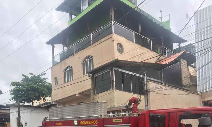 Incêndio atinge casa e bombeiros resgatam idoso - Corpo de Bombeiros/Divulgação