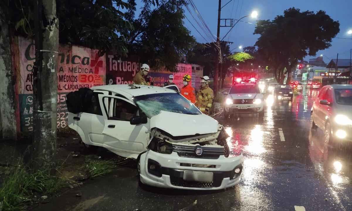 Batida em poste fere homem de 30 anos na Avenida Abílio Machado - Corpo de Bombeiros de Minas Gerais/Divulgação