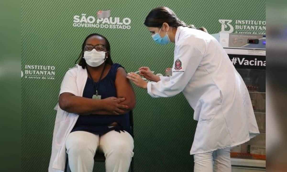 Primeira vacinada no Brasil, Mônica Calazans escuta fake news de que morreu - Governo do Estado de São Paulo/Divulgação