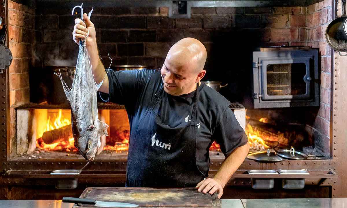 Fogo é o elemento principal na cozinha do novo restaurante Turi - Nereu Jr/Divulgação