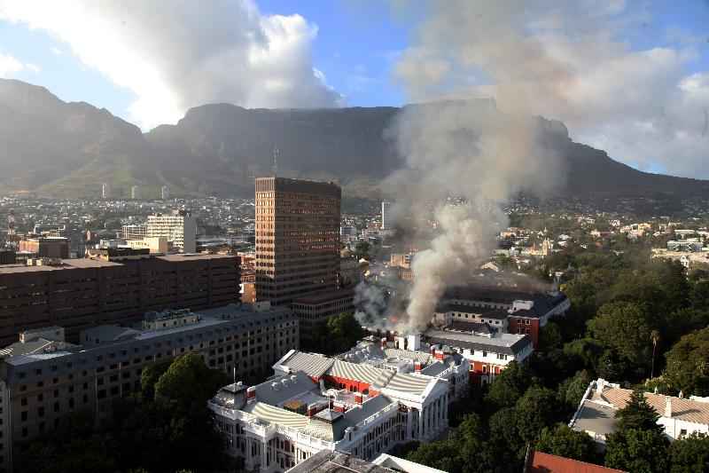 Incêndio destrói edifício da Assembleia Nacional sul-africana; veja fotos - OBED ZILWA/AFP