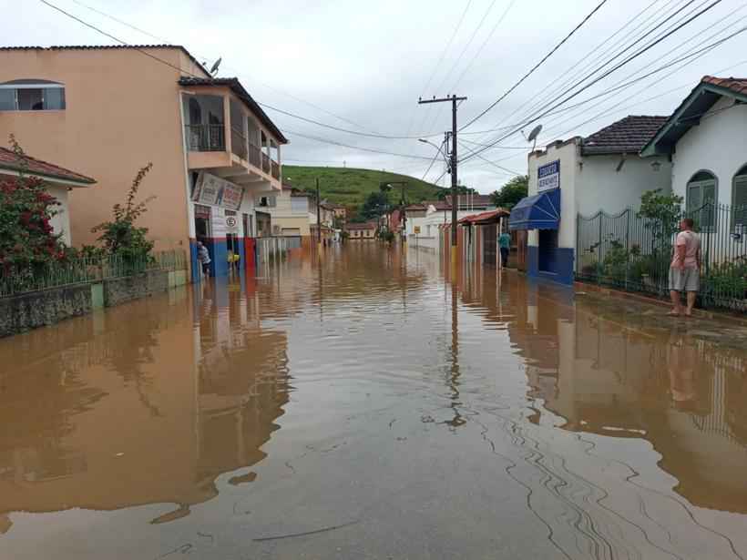 Rio transborda após chuvas e centro de Pouso Alto é tomado pelas águas - Defesa Civil/divulgação