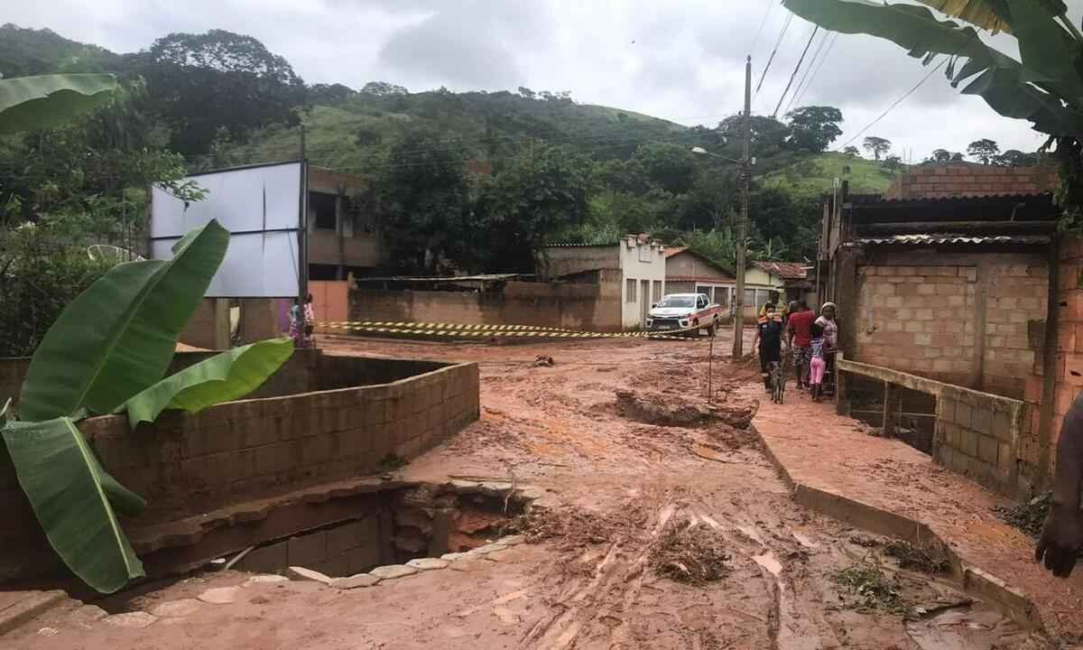  Após temporal, caminhões retiram lama das ruas de Santa Maria do Itabira - Prefeitura de Santa Maria de Itabira/ divulgação 