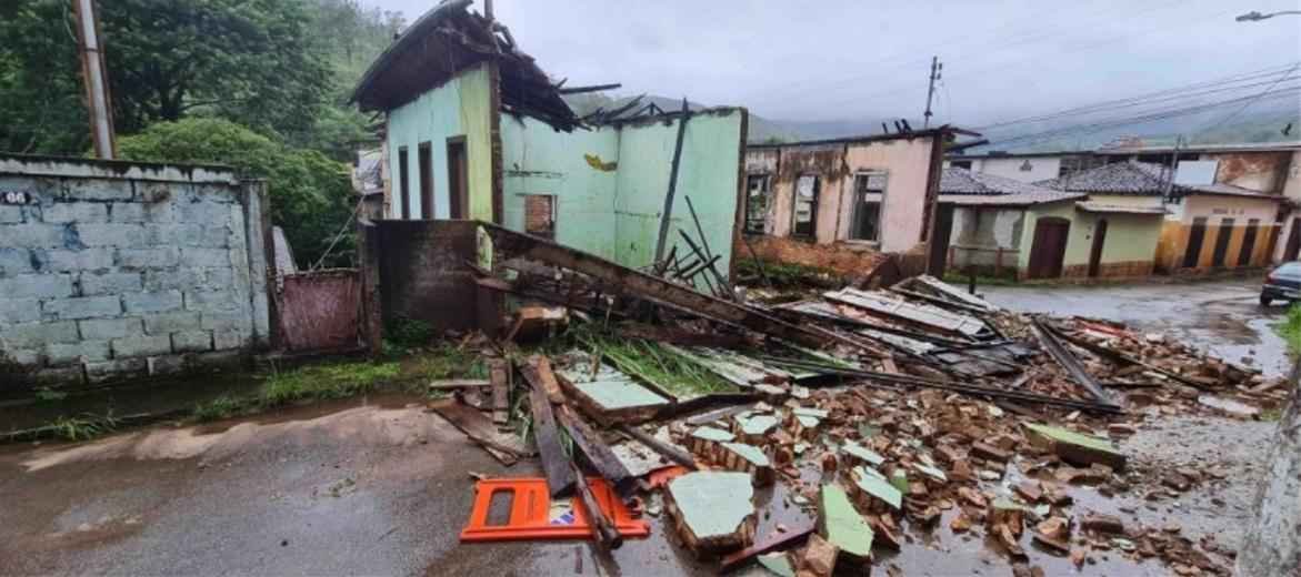 Chuvas em Mariana: casa cai e escombros interditam rua - Divulgação/Leandro Santos