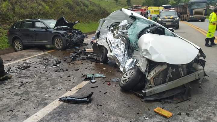 Duas pessoas morrem e duas ficam feridas em acidente na BR-040 - Corpo de Bombeiros/Divulgação