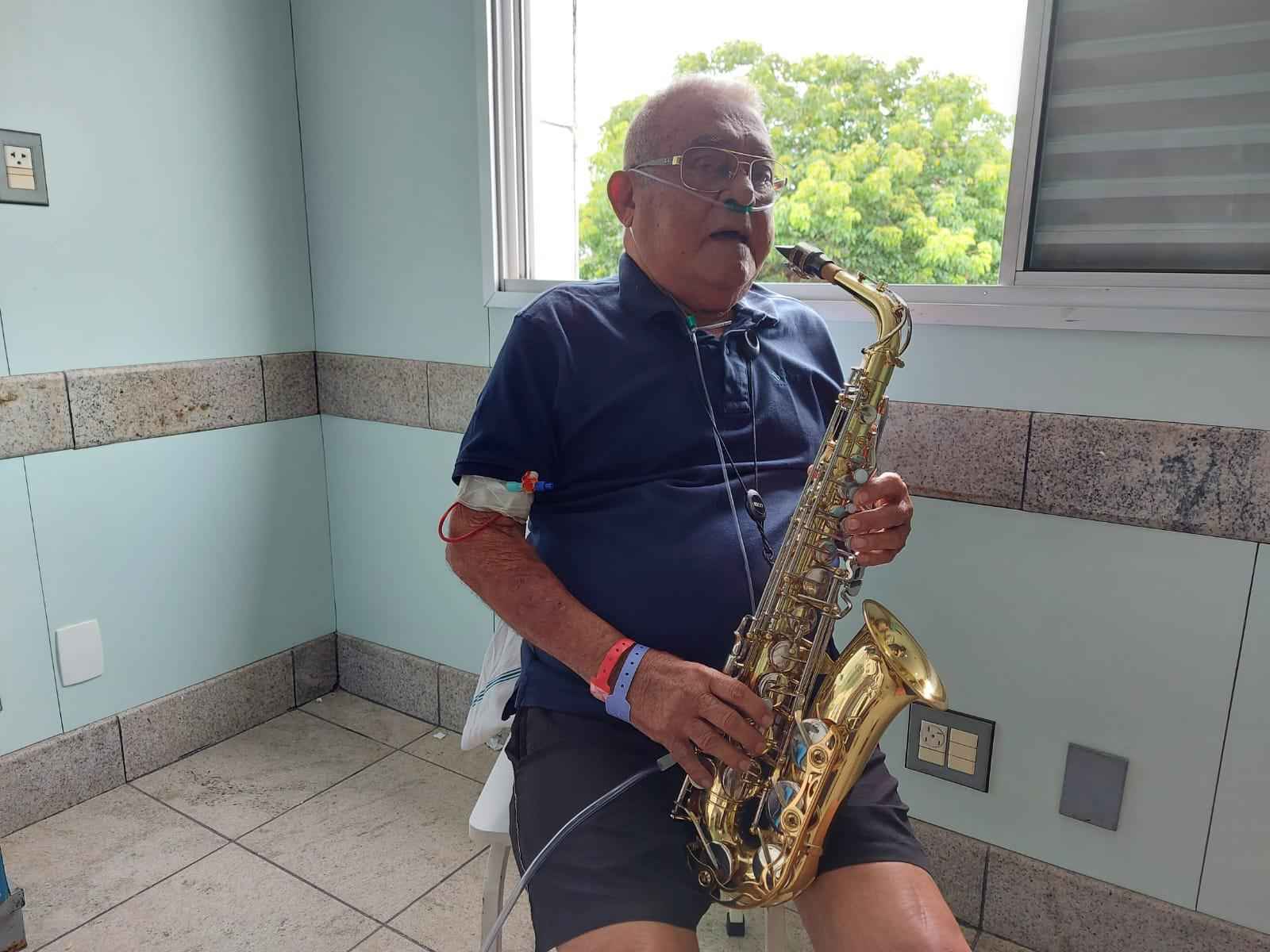 Recuperado: Idoso que tocava saxofone em hospital recebe alta após 40 dias - Reprodução