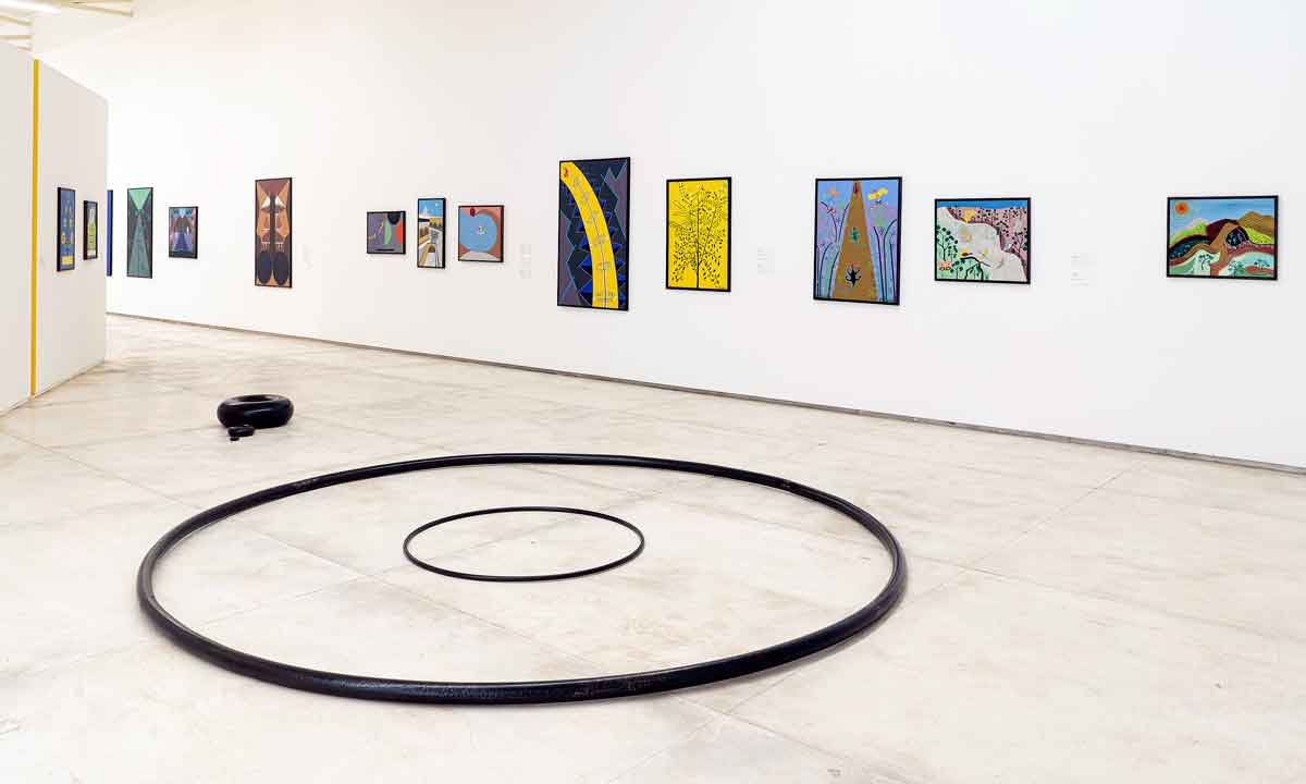 Quadros na parede e instalação circular, no meio da galeria, na exposição Abdias Nascimento, Tunga e Museu de Arte Negra, em Inhotim-Ícaro Moreno/divulgação
