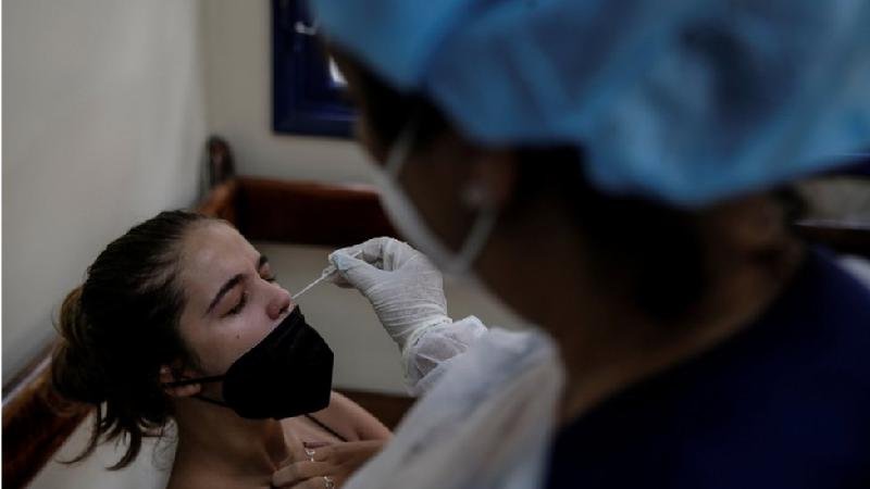 Atraso para vacinar crianças é 'negação inacreditável da ciência' diante de aumento de casos de covid, diz médico da Fiocruz - EPA/Antônio Lacerda