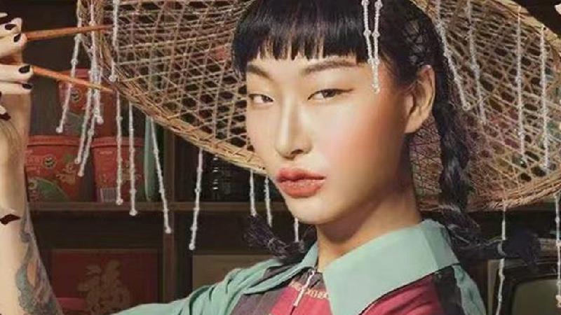 Por que anúncios com modelos de olhos puxados vêm causando polêmica na China - Reprodução/Weibo