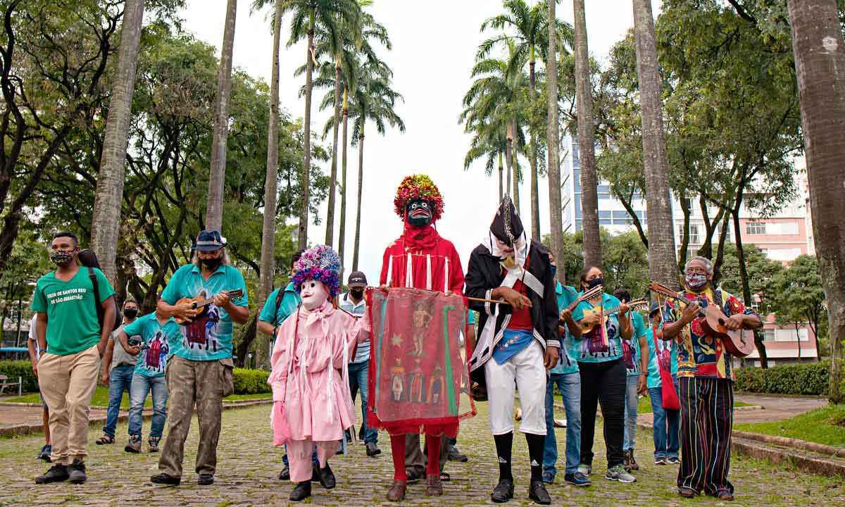 Maurício Tizumba comanda folia de reis na Praça da Liberdade - Cristina Oya/divulgação