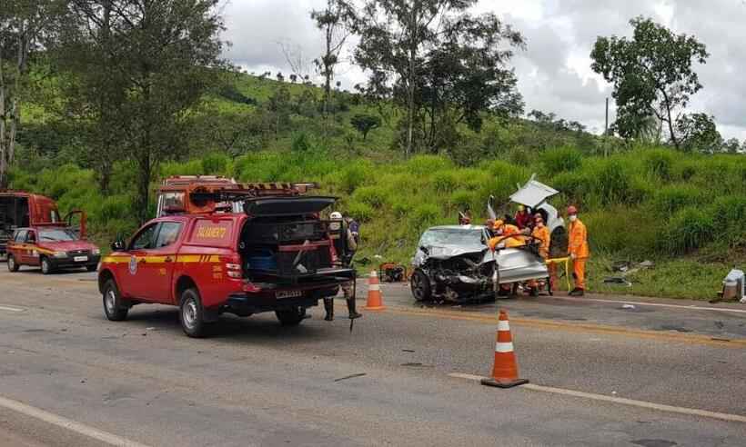 Três pessoas ficam feridas em batida grave entre dois carros na MG 050 - Whatsapp/reprodução