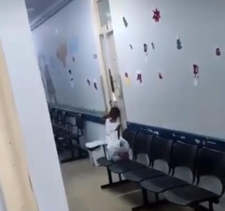 Médica diz que não obrigou mãe a deixar criança sozinha no corredor da UPA - Reprodução Redes Sociais 