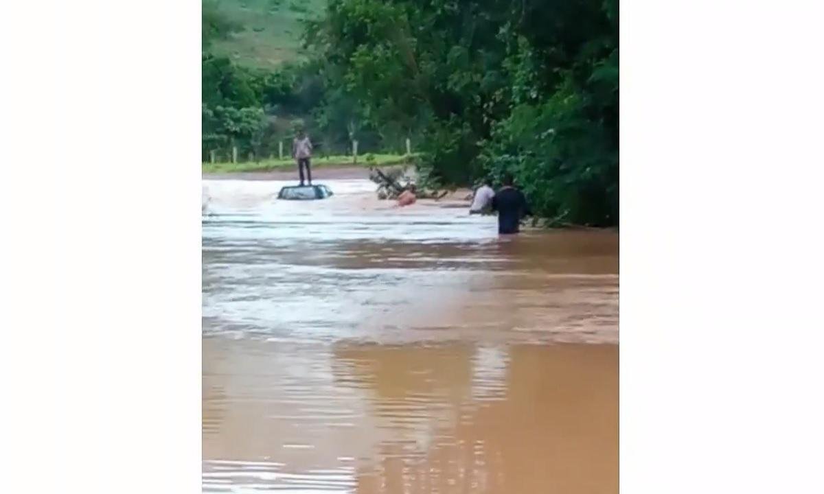 Homem fica ilhado em carro com cheia do Rio Paranaíba; veja vídeo - Reprodução/Redes sociais