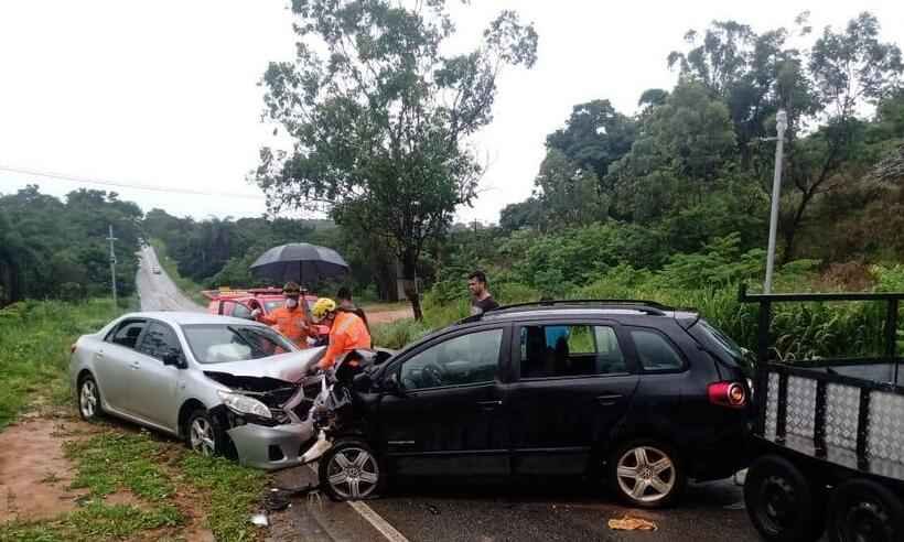 Batida entre dois carros deixa uma pessoa ferida na MG-010 - Corpo de Bombeiros/ divulgação 