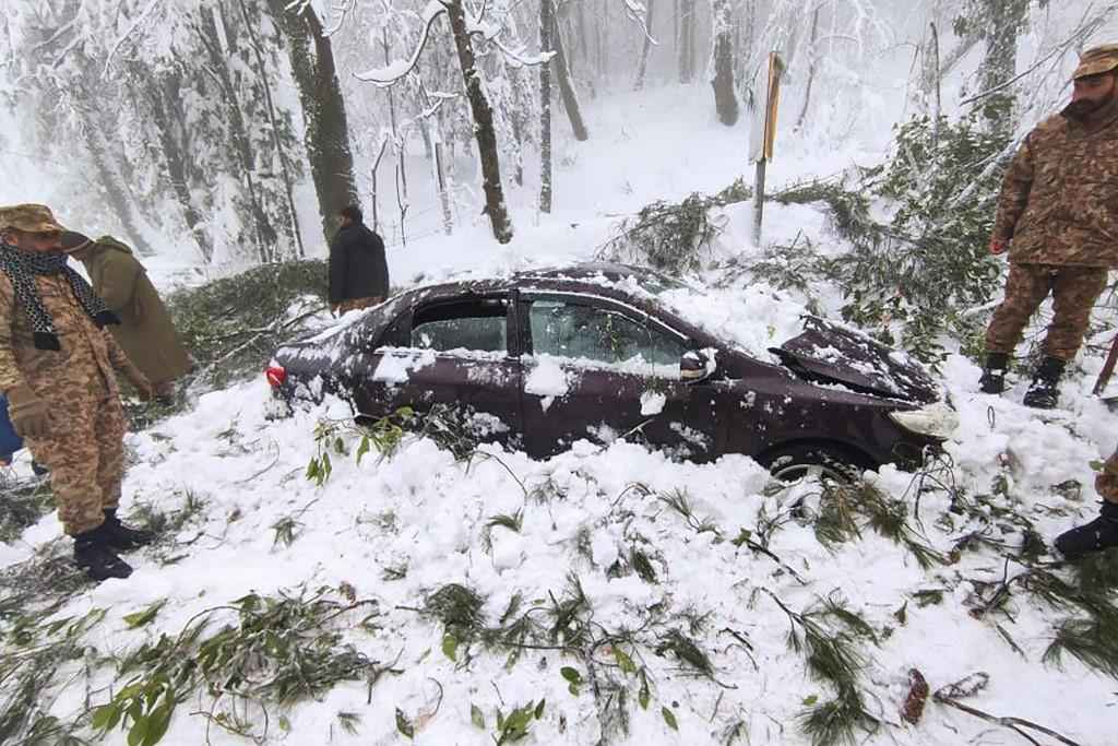 Ao menos 21 pessoas morrem presas em carros por nevasca no Paquistão - Inter Services Public Relations / AFP