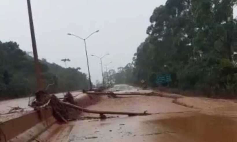 Trânsito completamente parado na BR-040, em Nova Lima - Reprodução