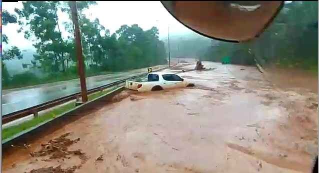 Vídeo incrível mostra carros arrastados pela lama do dique transbordado - Reprodução/WhatsApp