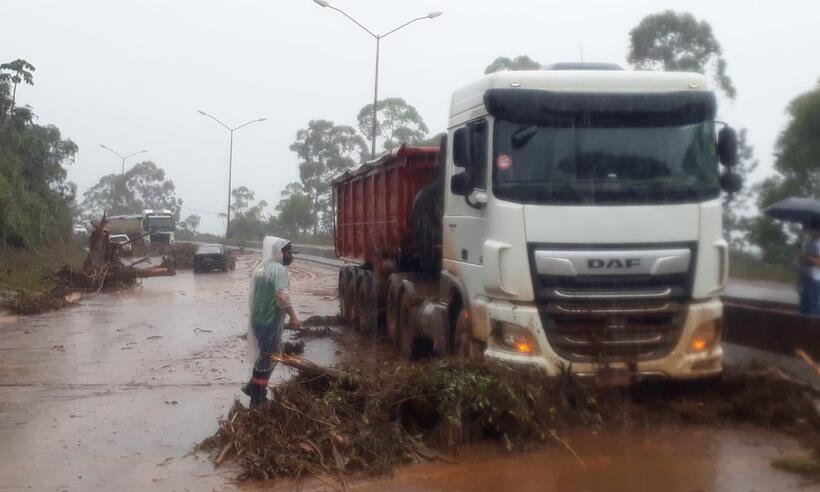 Motorista que passava pela BR-040, em Nova Lima: 'Água veio igual uma onda' - Leandro Couri/EM/D.A Press