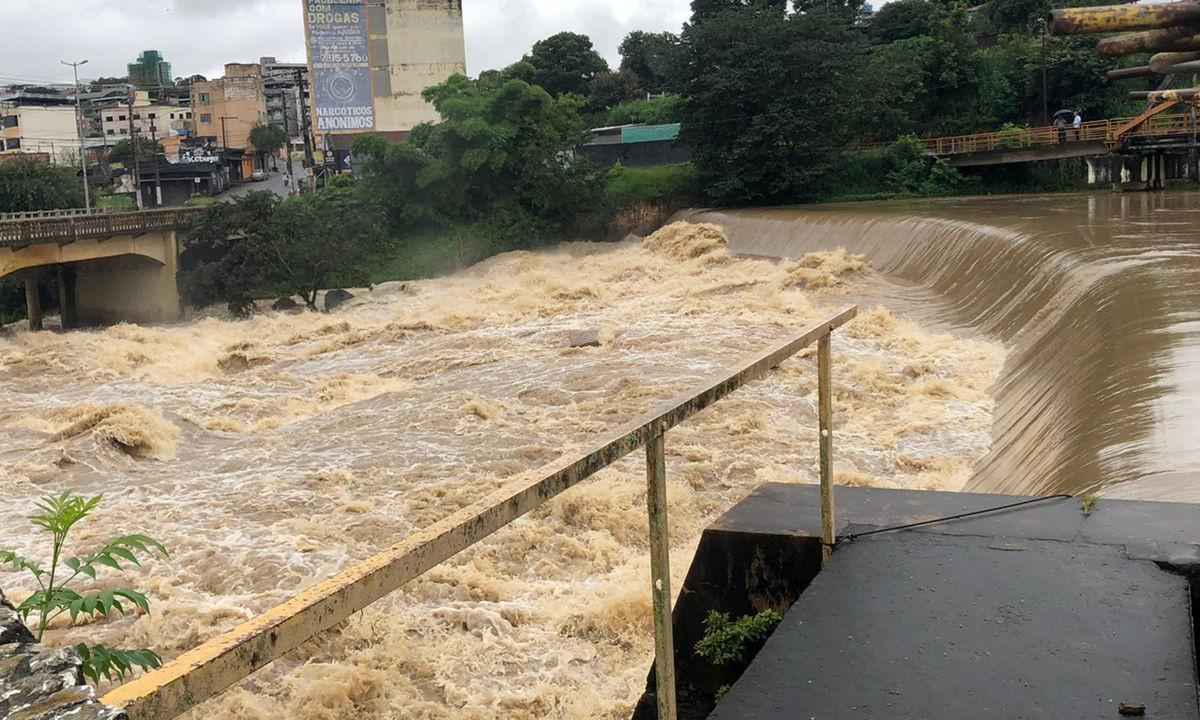 Rio Itapecerica está a 10 cm de transbordar em Divinópolis - Amanda Quintiliano