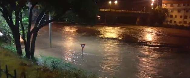 Sabará debaixo d'água: Rio das Velhas transborda e inunda cidade - Rene Dias