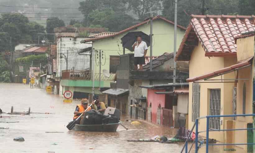 Casas da colônia Santa Izabel, em Betim, amanhecem debaixo d'água  - Edesio Ferreira/EM/D.A Press