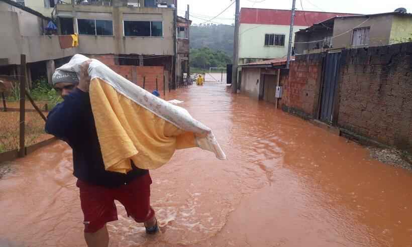 Famílias ilhadas no bairro Honório Bicalho, em Nova Lima, são resgatadas - Leandro Couri/EM/D.A. Press