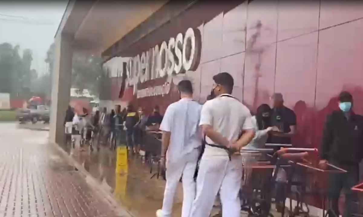 Ilhados, moradores do Alphaville lotam supermercado - Redes Sociais/Reprodução