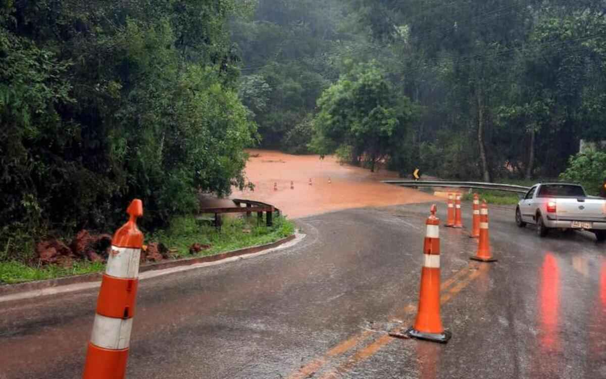 Acesso a Macacos, em Nova Lima, está interditado após alagamento em ponte - Reprodução Redes Sociais