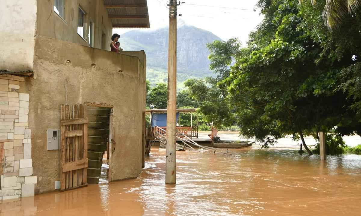 Rio Doce continua subindo, e famílias começam a deixar casas em Valadares - Juninho Nogueira Divulgação