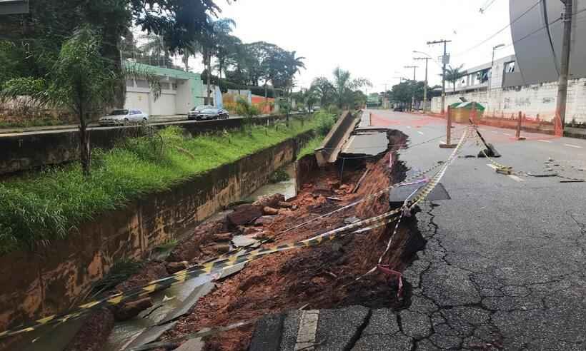 Após queda de parte da via, Avenida Alfredo Camarate segue interditada - Ramon Lisboa/EM/D.A Press