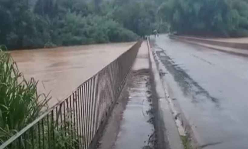 Cheia no Rio Paraopeba interdita rodovia que liga Betim a Juatuba - Redes sociais