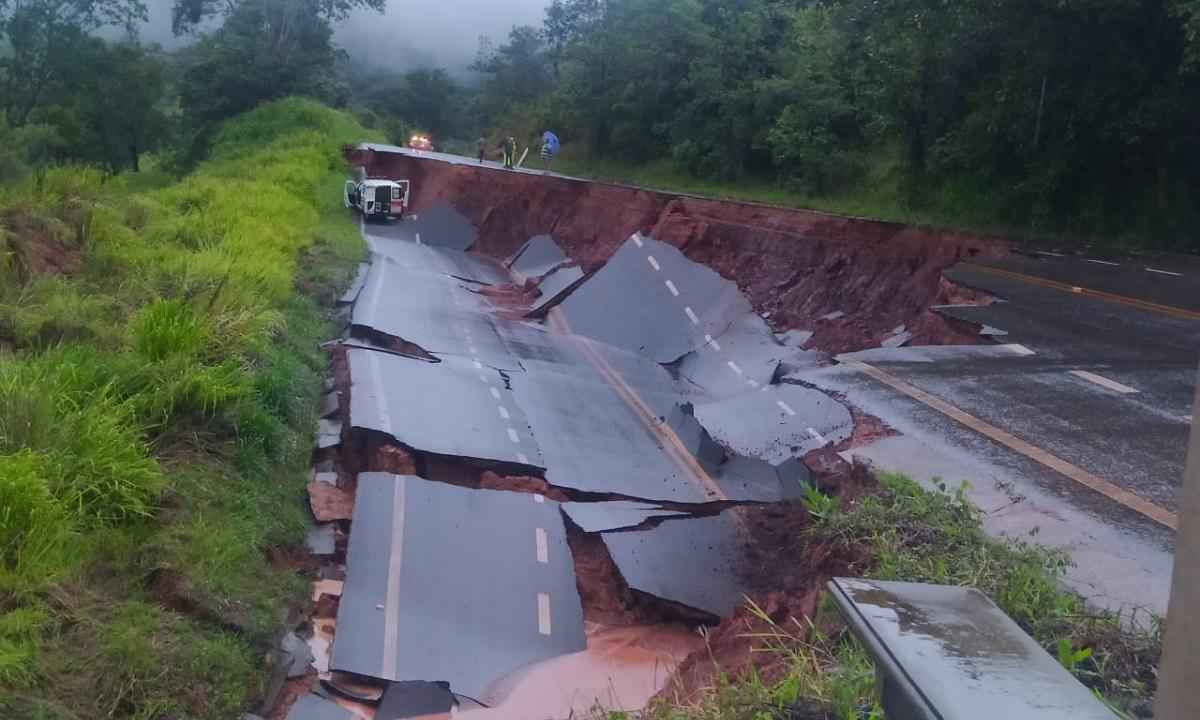Cratera se abre em rodovia mineira no momento em que ambulância passava - PMMG/Divulgação
